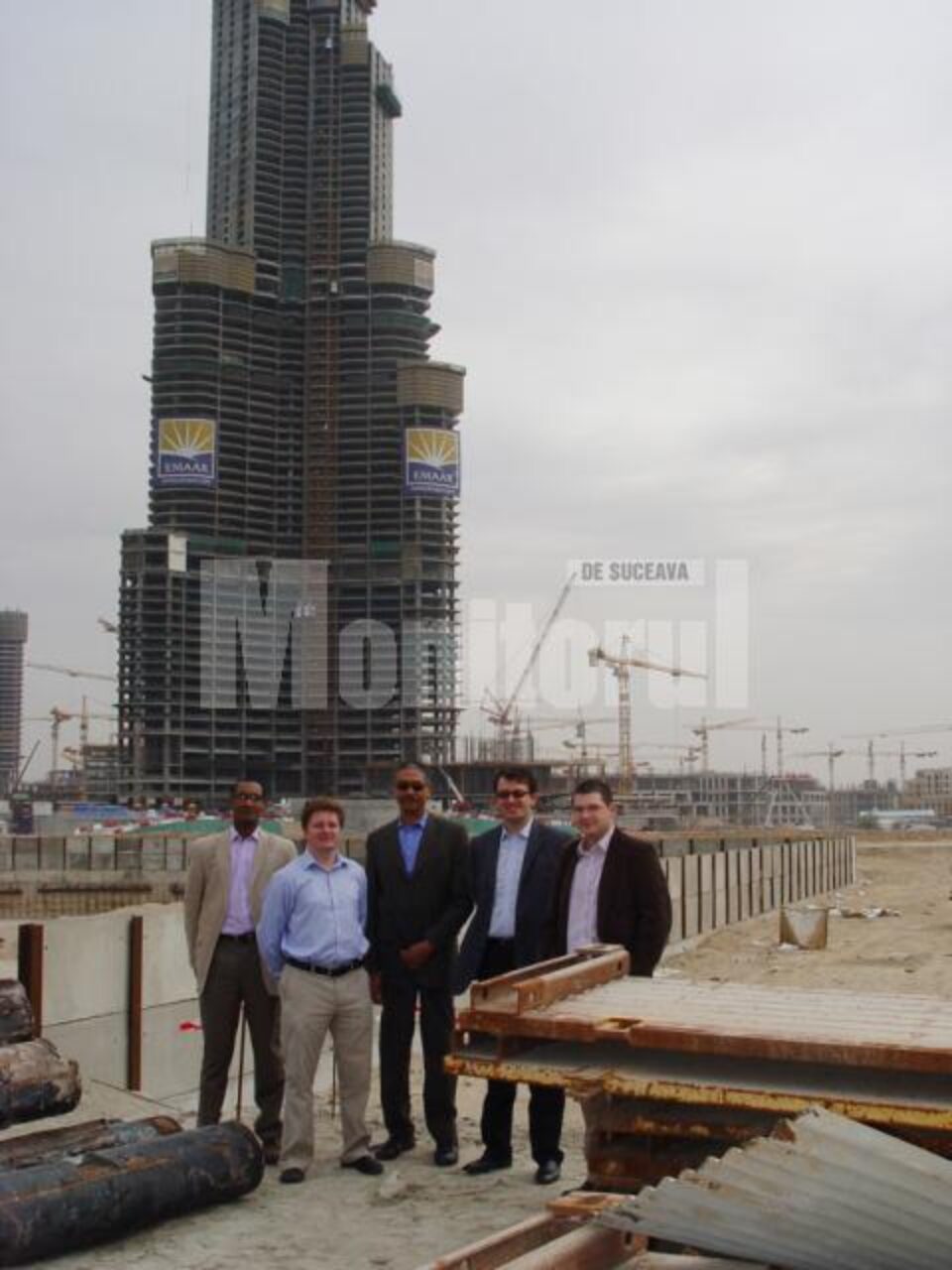 Cristian Gavrilescu, al doilea din dreapta, alături de alți colegi arhitecți, în timpul unui „stagiu” în Dubai