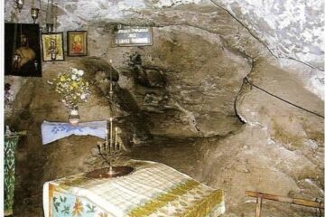 Egumenul Iov și-a petrecut viața sa sfântă în peșteră