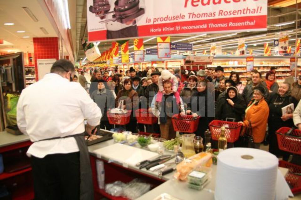 Hipermarketul Real: Zeci de suceveni, prezenți ieri la întâlnirea cu maestrul bucătar Horia Vîrlan
