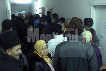 Panică: Sute de suceveni au stat ore bune la coadă pentru a se vaccina împotriva gripei noi