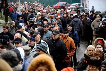 Bucureșteni așteaptă să se vaccineze împotriva virusului AH1N1, în curtea Spitalului Matei Balș. Foto: MEDIAFAX