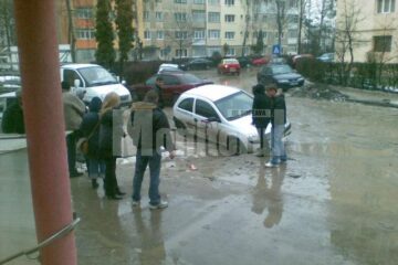 O mașină a rămas ieri blocată într-una din gropile de pe strada Zorilor
