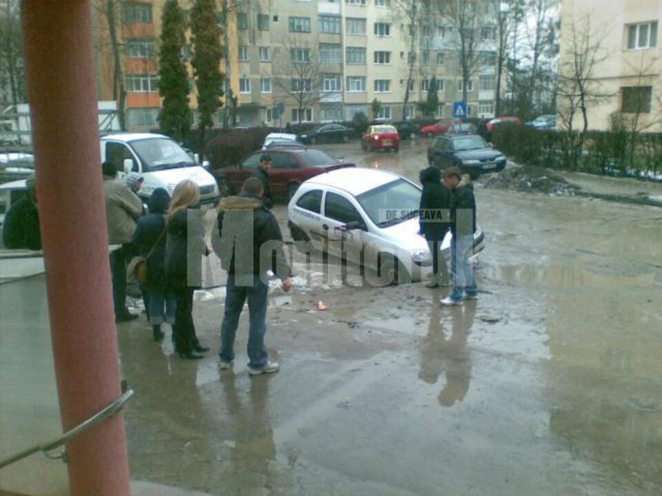 O mașină a rămas ieri blocată într-una din gropile de pe strada Zorilor