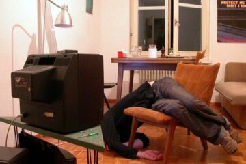 Persoanele care se uită prea mult timp la TV mor mai repede