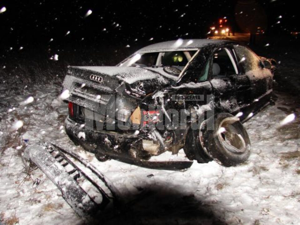 După ce a acroșat microbuzul, autoturismul Audi a fost proiectat în afara carosabilului