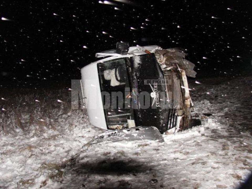 Microbuzul care transporta elevi s-a răsturnat pe partea dreaptă