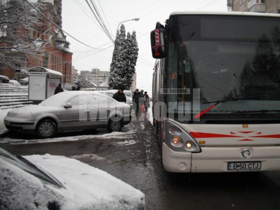 Din cauza mașinilor parcate în stație, autobuzele trebuie să oprească în stradă