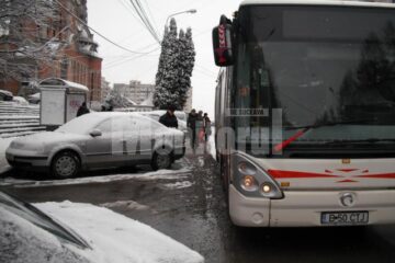 Din cauza mașinilor parcate în stație, autobuzele trebuie să oprească în stradă