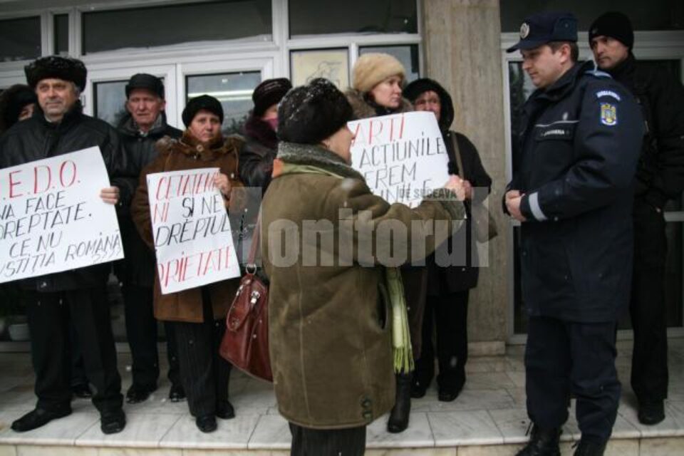 Acționarii minoritari vor organiza proteste până când vor intra în posesia acțiunilor