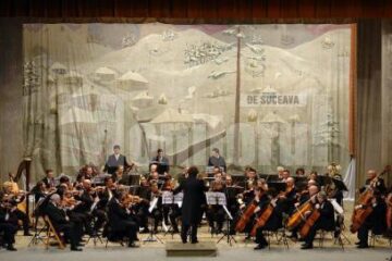 Orchestra Filarmonicii de Stat Botoșani, condusă de dirijorul Alfonso Saura