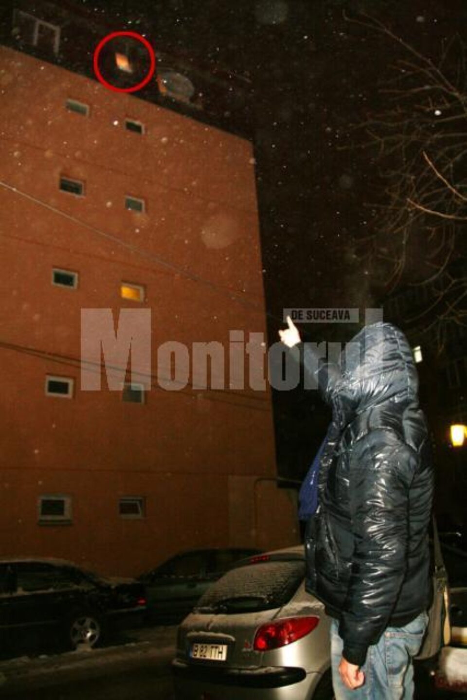 Femeia s-a aruncat de la apartamentul construit la mansardă