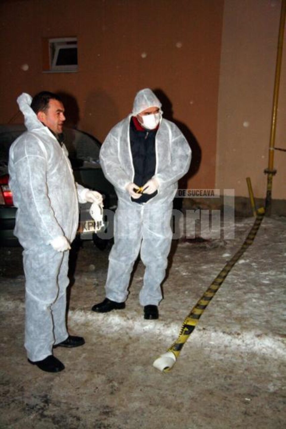 Criminaliștii adunând probe pentru anchetă