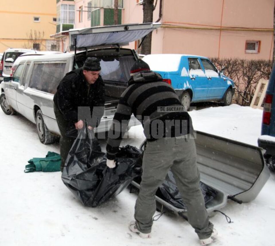 Trupurile celor doua fete, ridicate ieri dimineață din locuința în care s-a petrecut oribila crimă