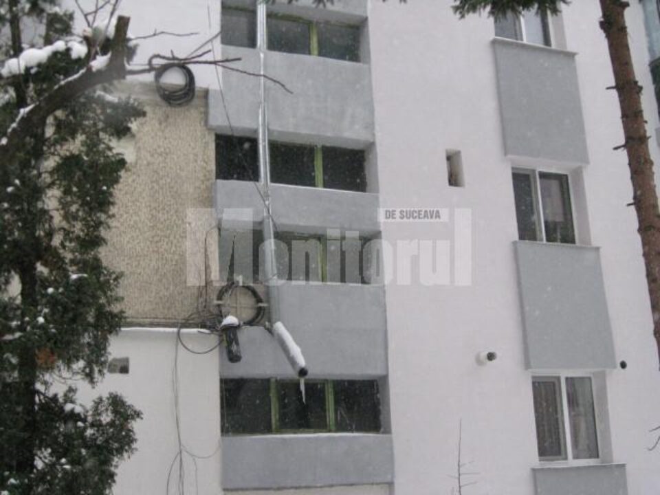 Burlanul de scurgere a apei de pe bloc trece prin fața geamurilor