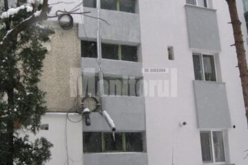Burlanul de scurgere a apei de pe bloc trece prin fața geamurilor