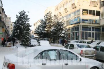 Mai multe mașini, fie cu numere roșii, fie cu numere străine, sunt parcate ca la o expoziție auto fără nici o autorizație