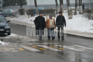 Pietonii care traversează strada prin alte locuri decât cele marcate se aleg cu două puncte de amendă, echivalentul unei sancțiuni în cuantum de 120 de lei