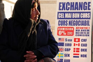 Afișarea cursurilor de schimb este obligatorie în exteriorul casei de schimb valutar pe un panou unic, monocolor. Foto: MEDIAFAX