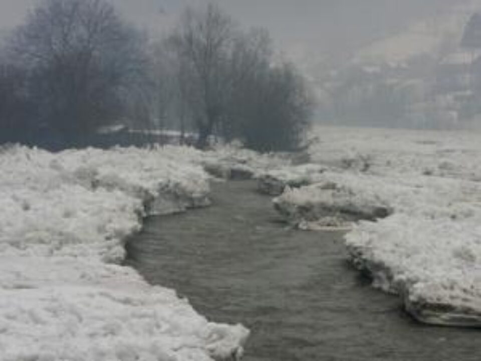 Zăporul format pe râu măsoară șapte kilometri. Foto: MEDIAFAX