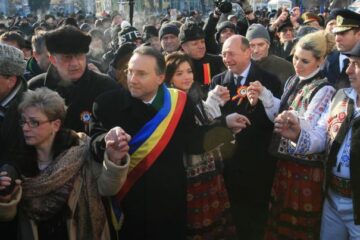 Băsescu s-a prins în Hora Unirii alături de celelalte oficialități administrative și politice prezente, ieri, la Iași. Foto: MEDIAFAX