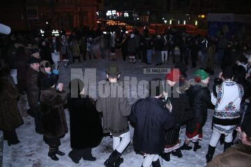Artiști din toată Moldova dansând Hora Unirii la Suceava