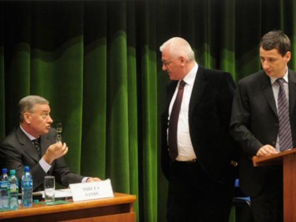 Mircea Sandu, președintele FRF, Dumitru Dragomir, președintele LPF și Constantin Iacov, candidat la președinția FRF. Foto: MEDIAFAX