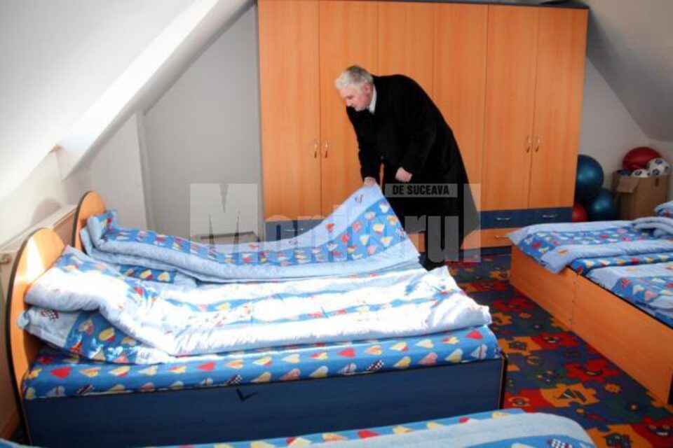 Paturile pregătite pentru oamenii străzii, la centrul de la biserica Sfânta Vineri