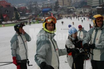 La ore!: Școală de schi, pentru toate vârstele, pe pârtiile din Vatra Dornei
