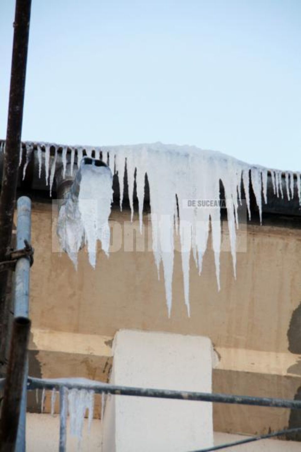 Țurțuri imenși atârnă de streșinile blocurilor și caselor