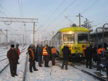 Specialiștii CFR s-au chinuit mai bine de cinci ore pentru a readuce vagonul pe șine