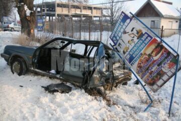 Autoturismul VW Golf 2 a fost aruncat în șanț, direct într-un panou publicitar