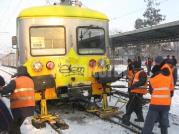 Specialiștii CFR s-au chinuit mai bine de cinci ore pentru a readuce vagonul pe șine