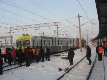 Specialiștii CFR s-au chinuit mai bine de cinci ore pentru a readuce vagonul pe șine