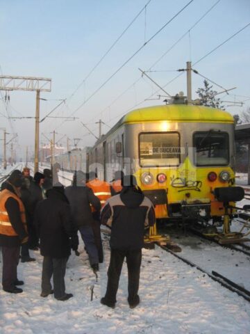 Specialiștii CFR s-au chinuit mai bine de cinci ore pentru a readuce vagonul pe șine