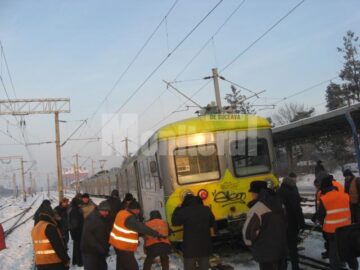Specialiștii CFR s-au chinuit mai bine de cinci ore pentru a readuce vagonul pe șine
