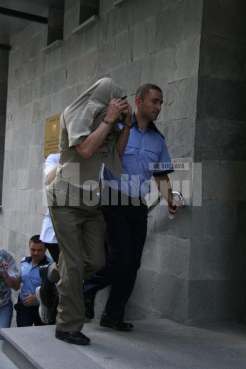 Agenții de poliție Cristian Daniel Jitari (39 de ani) și Toader Olari (53 de ani) au fost trimiși în judecată pentru acuzații grave Agenții de poliție Cristian Daniel Jitari (39 de ani) și Toader Olari (53 de ani) au fost trimiși în judecată pentru acuzații grave