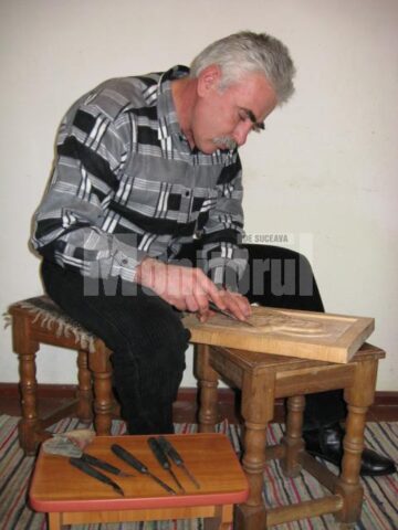 Lucrând la o icoană sculptată