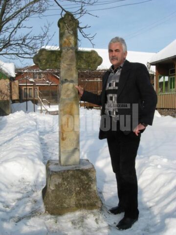 Alături de crucea de piatră care ocrotește țarina