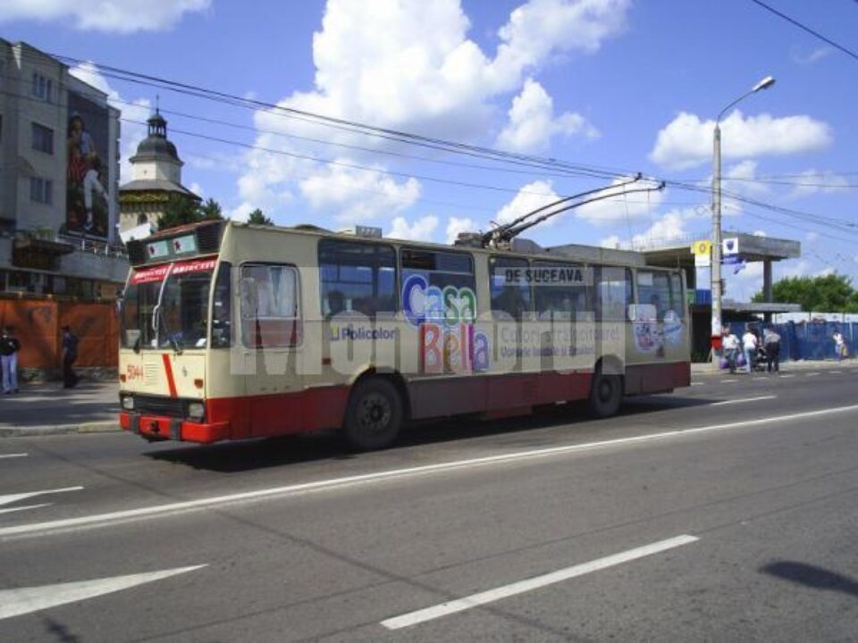 Troleibuz ce circula pe străzile Sucevei, cu câțiva ani în urmă