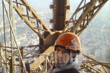 Marius Grigoraș lucrează la restaurarea Turnului Eiffel