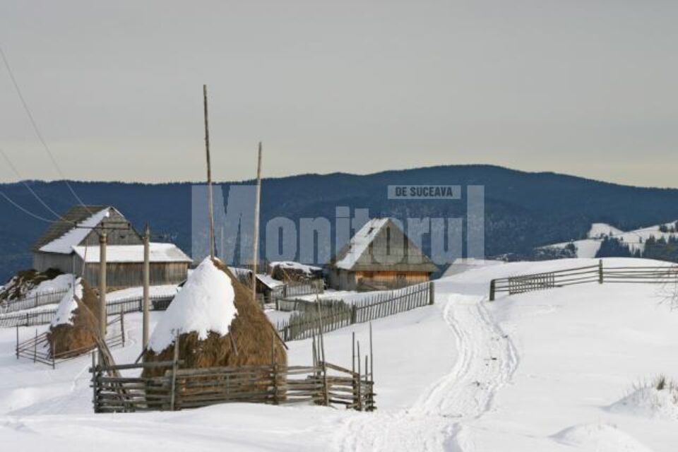 Clăile de fân și gardurile din drum, o imagine obișnuită pentru satele de munte