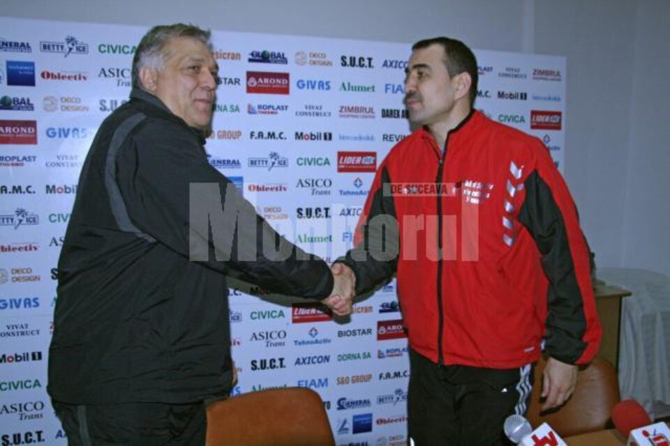 La finalul meciului, Leonard Bibirig și Vasile Stângă s-au felicitat reciproc