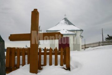 Biserica, locul unde sătenii se întâlnesc la slujbele de duminică sau la înmormântări