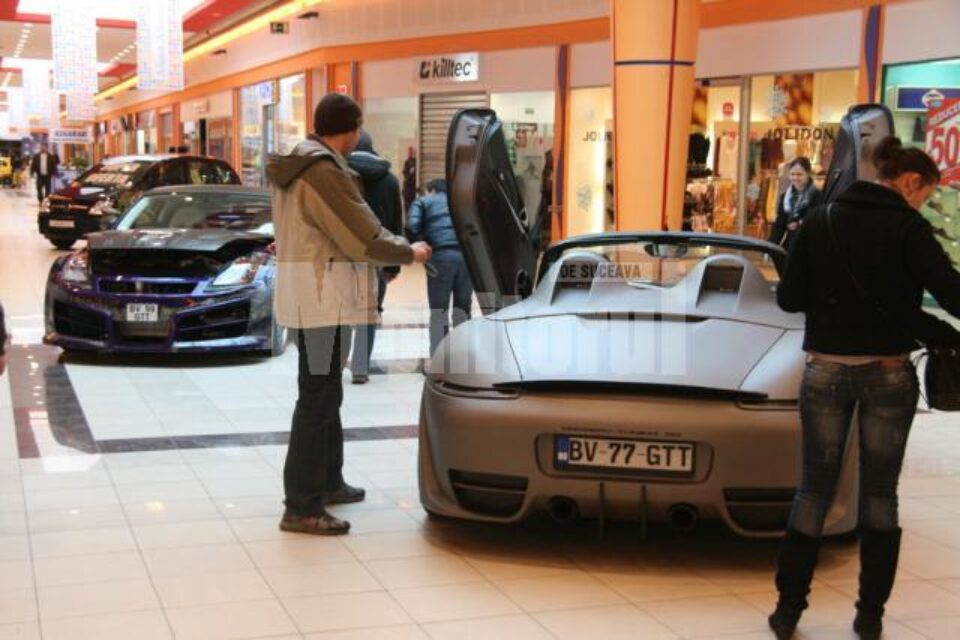 Mașinile modificate sunt o adevărată atracție pentru clienții Shopping City