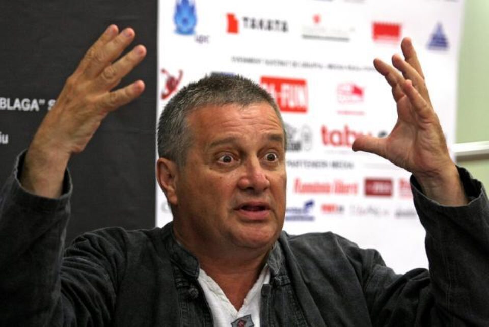 Dinescu: Această lege te obligă la o găinărie pe care eu nu am practicat-o Foto: MEDIAFAX Dinescu: Această lege te obligă la o găinărie pe care eu nu am practicat-o Foto: MEDIAFAX