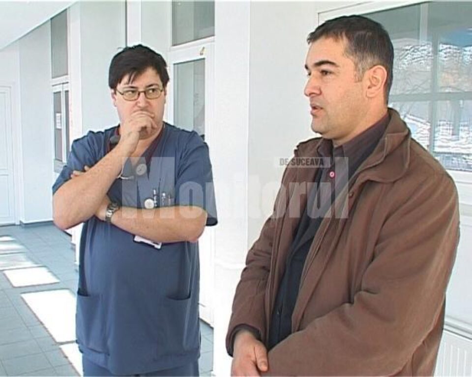 Cristian Farcaș, unul dintre cei 18 turiști intoxicați, alături de purtătorul de cuvânt al Spitalului Județean, doctoral Tiberiu Brădățan