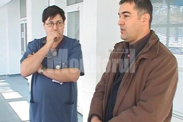 Cristian Farcaș, unul dintre cei 18 turiști intoxicați, alături de purtătorul de cuvânt al Spitalului Județean, doctoral Tiberiu Brădățan