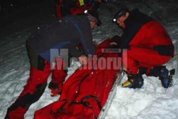 Zeci de turiști au avut nevoie de ajutorul salvamontiștilor după ce au suferit accidente pe pârtii