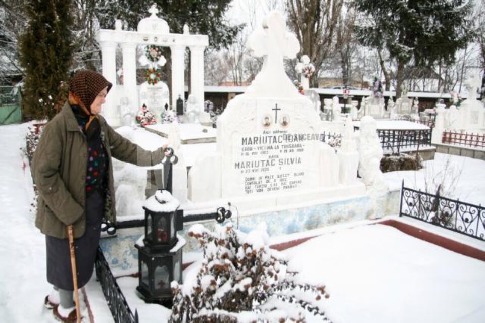 Silvia Mariuțac la mormantul fiului ei