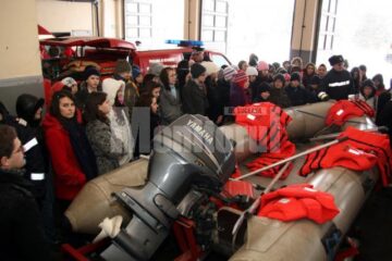 Sute de elevi au vizitat, ieri, detașamentele și gărzile de pompieri din tot județul, în cadrul manifestării „Ziua porților deschise”